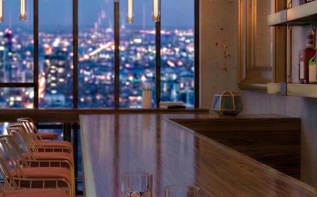 Golden Cafe bar tezgahı ve şehir manzarası